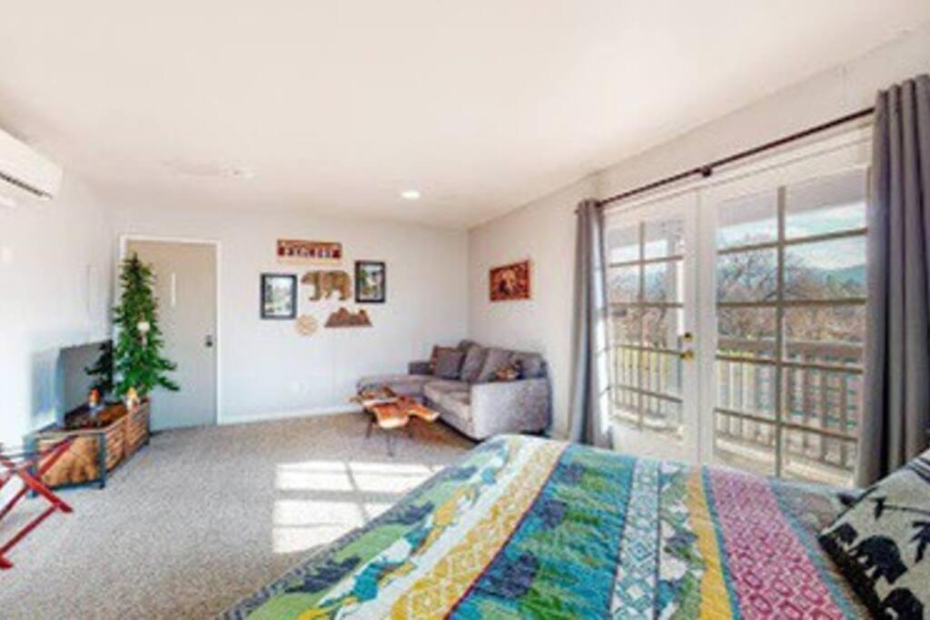 Couples Hideout In Heart Of Oakhurst Esterno foto